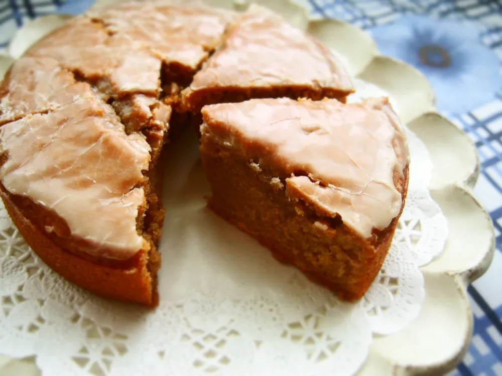 バター・卵・牛乳なしで作った、グレーズがけの珈琲ケーキ。ふんわりしっとり食感のやさしい味わい