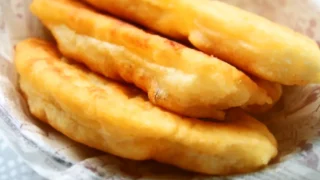 古代小麦で作ったイタリア風揚げピザ。黄金色に揚がったもちもち生地のクローズアップ
